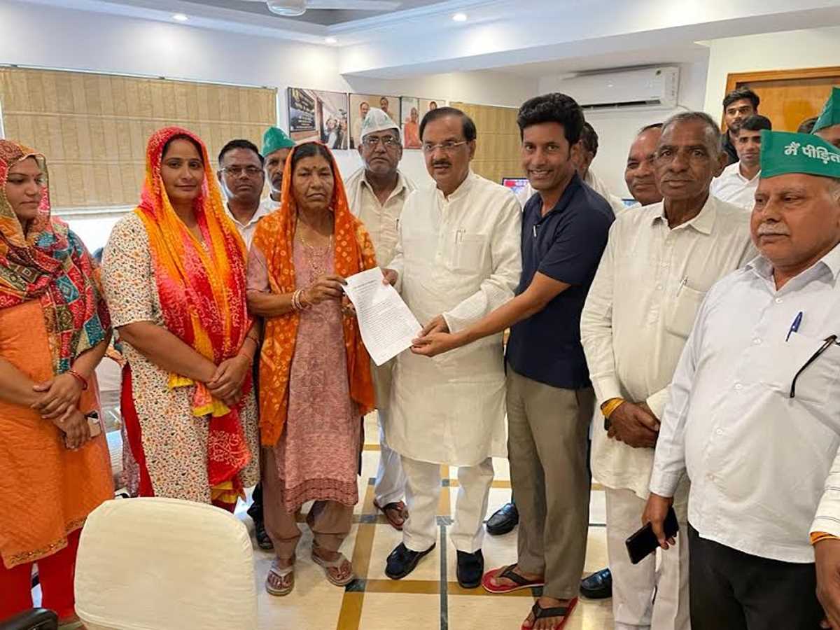 सांसद महेश शर्मा ग्रेनो प्राधिकरण पर धरनारत किसानों की मांग कराएंगे पूरी सांसद महेश शर्मा ग्रेनो प्राधिकरण पर धरनारत किसानों की मांग कराएंगे पूरी